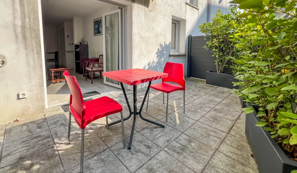 Quartier recherché sur St Esprit - Dans résidence de 2019, joli type 2 de 43 m² habitable et sa terrasse ensoleillée de 15 m² + place de parking en sous-sol