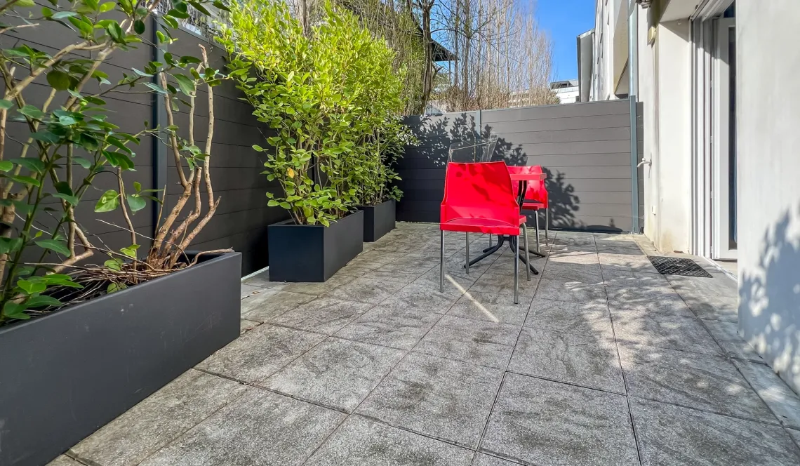 Quartier recherché sur St Esprit - Dans résidence de 2019, joli type 2 de 43 m² habitable et sa terrasse ensoleillée de 15 m² + place de parking en sous-sol