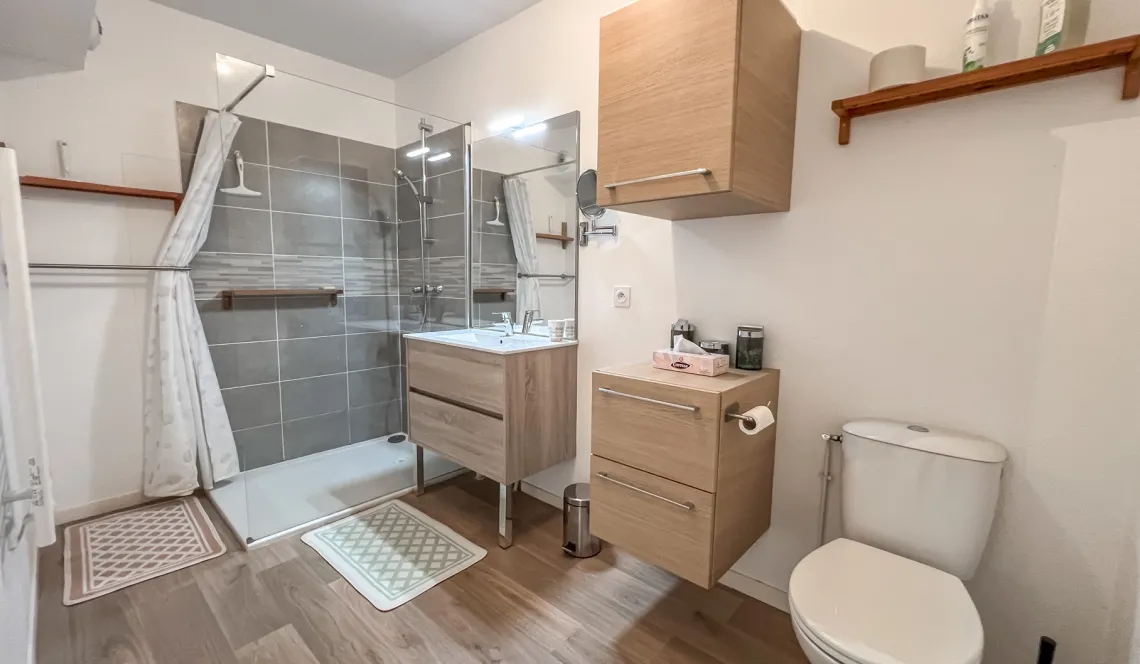 Quartier recherché sur St Esprit - Dans résidence de 2019, joli type 2 de 43 m² habitable et sa terrasse ensoleillée de 15 m² + place de parking en sous-sol