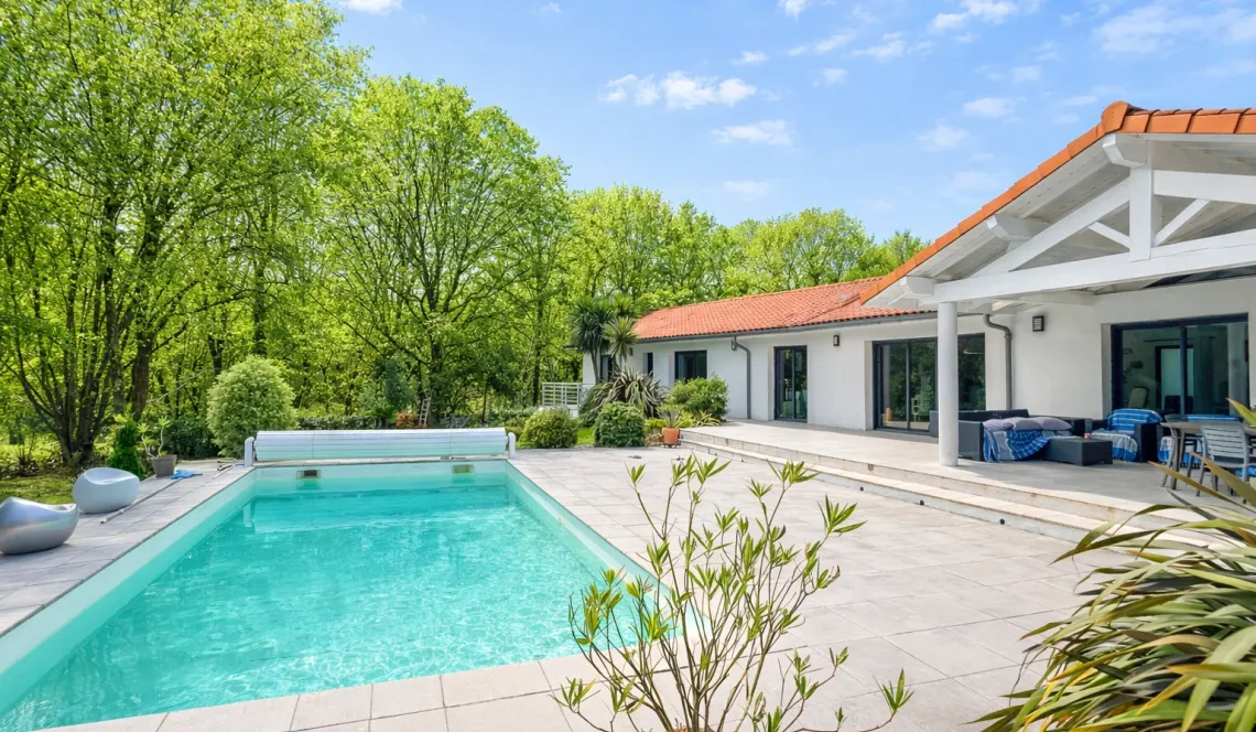 Saint Martin de Seignanx - Environnement exceptionnel pour cette belle propriété contemporaine de 2013 de 180 m² H, volumes généreux, 4 chambres sur parcelle de 2 000 m² et sa piscine