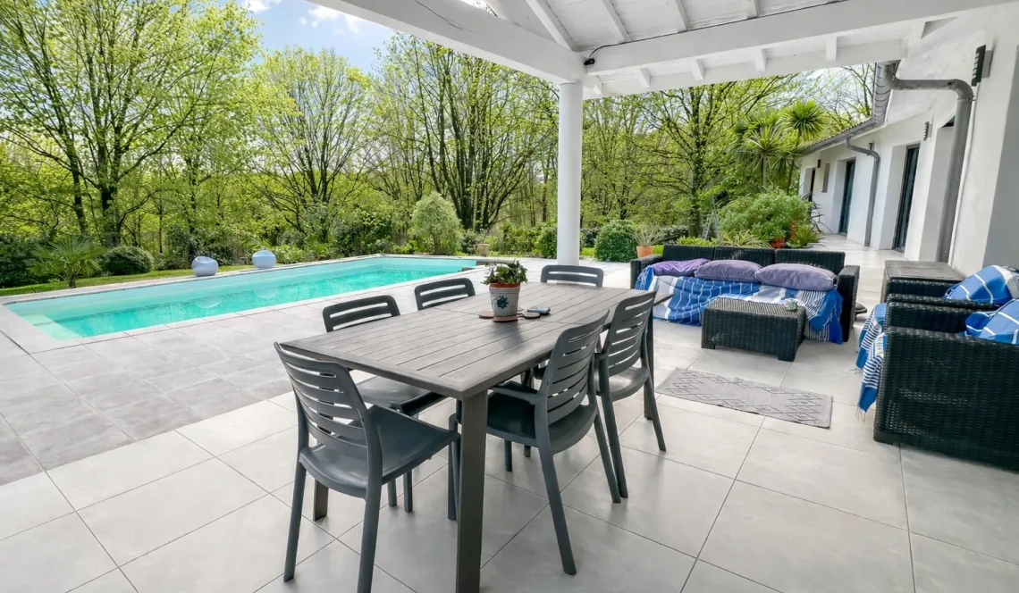 Saint Martin de Seignanx - Environnement exceptionnel pour cette belle propriété contemporaine de 2013 de 180 m² H, volumes généreux, 4 chambres sur parcelle de 2 000 m² et sa piscine