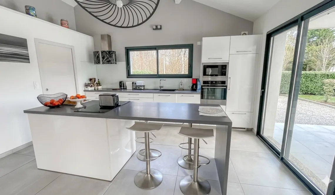 Saint Martin de Seignanx - Environnement exceptionnel pour cette belle propriété contemporaine de 2013 de 180 m² H, volumes généreux, 4 chambres sur parcelle de 2 000 m² et sa piscine