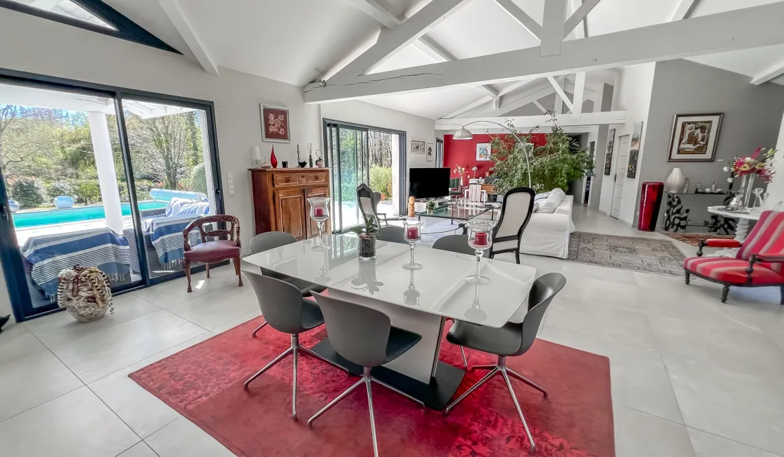 Saint Martin de Seignanx - Environnement exceptionnel pour cette belle propriété contemporaine de 2013 de 180 m² H, volumes généreux, 4 chambres sur parcelle de 2 000 m² et sa piscine
