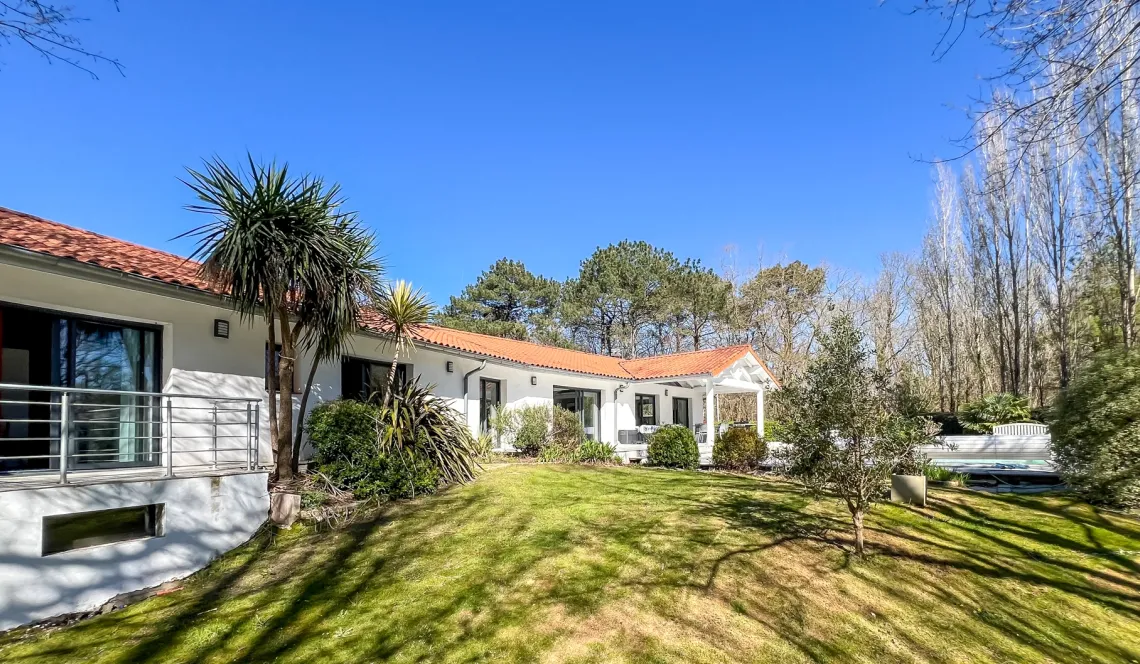 Saint Martin de Seignanx - Environnement exceptionnel pour cette belle propriété contemporaine de 2013 de 180 m² H, volumes généreux, 4 chambres sur parcelle de 2 000 m² et sa piscine