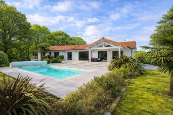 Saint Martin de Seignanx - Environnement exceptionnel pour cette belle propriété contemporaine de 2013 de 180 m² H, volumes généreux, 4 chambres sur parcelle de 2 000 m² et sa piscine