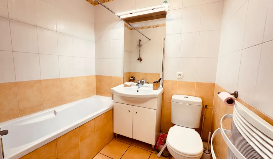 Boucau au calme - Joli type 2 de 32 m² habitable, agréable pièce de vie avec sa cuisine ouverte équipée, balcon à l’est + cave + place de parking en sous-sol