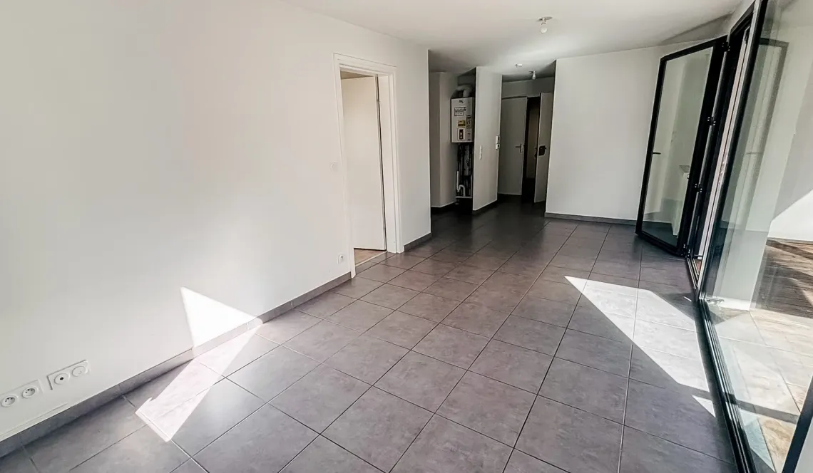 Rare sur Anglet, au calme - Dans résidence de 2016, type 2 de 46 m² habitable, belle pièce de vie sur jolie terrasse de 9 m² + place de parking en sous-sol