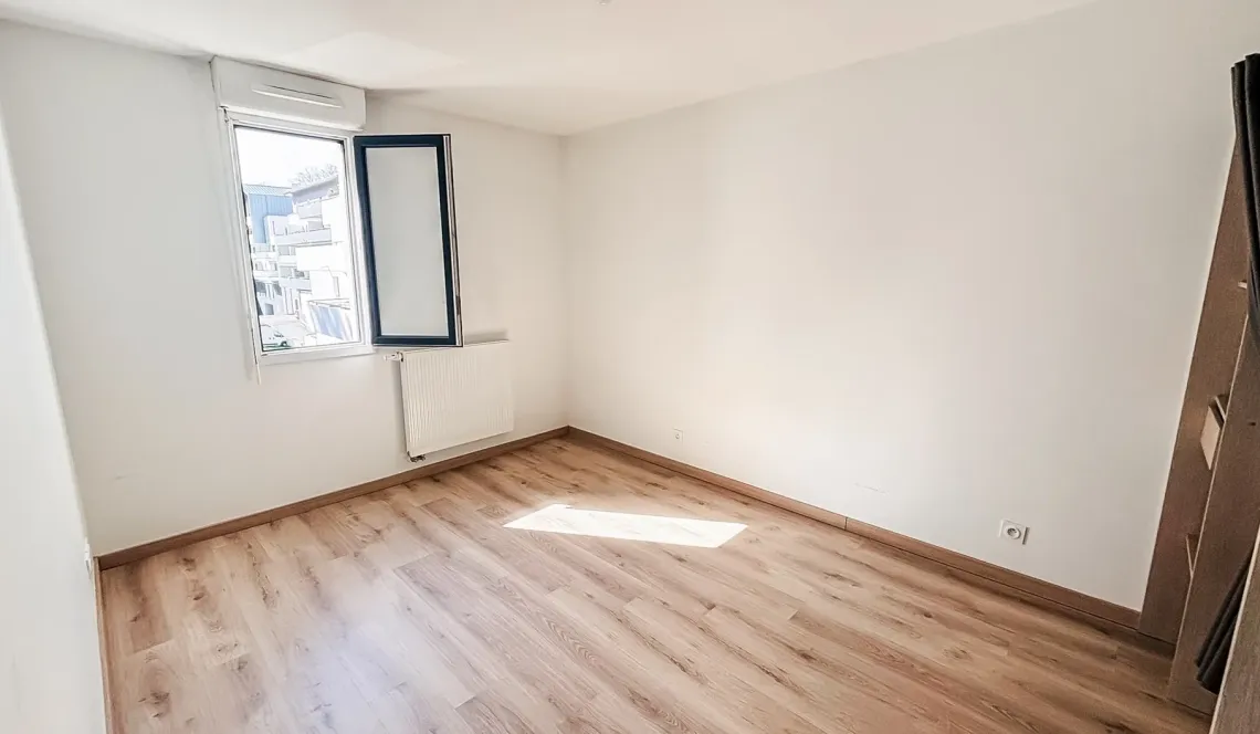 Rare sur Anglet, au calme - Dans résidence de 2016, type 2 de 46 m² habitable, belle pièce de vie sur jolie terrasse de 9 m² + place de parking en sous-sol