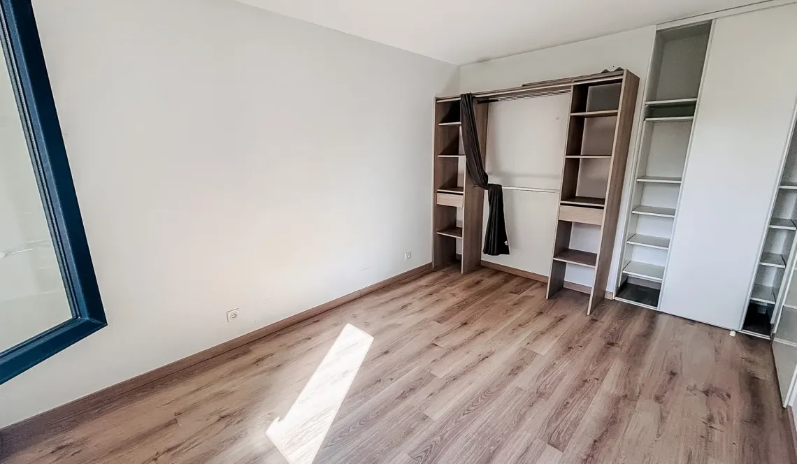 Rare sur Anglet, au calme - Dans résidence de 2016, type 2 de 46 m² habitable, belle pièce de vie sur jolie terrasse de 9 m² + place de parking en sous-sol