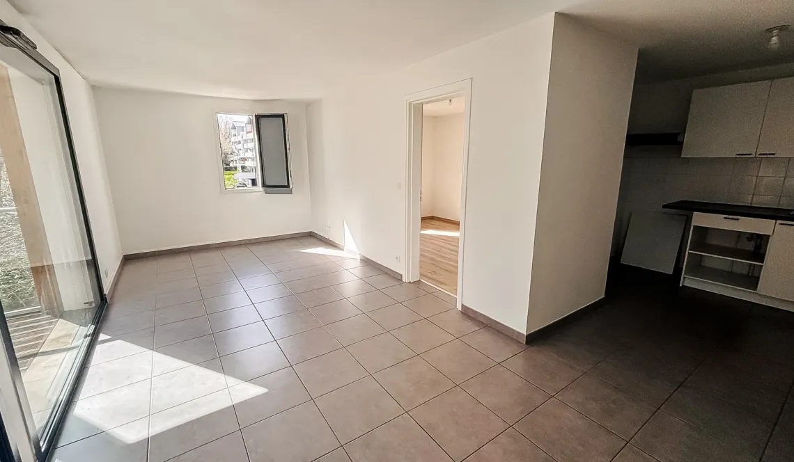 Rare sur Anglet, au calme - Dans résidence de 2016, type 2 de 46 m² habitable, belle pièce de vie sur jolie terrasse de 9 m² + place de parking en sous-sol