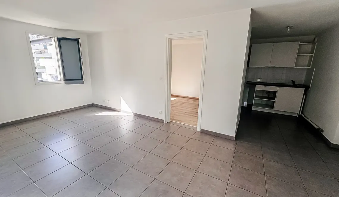 Rare sur Anglet, au calme - Dans résidence de 2016, type 2 de 46 m² habitable, belle pièce de vie sur jolie terrasse de 9 m² + place de parking en sous-sol