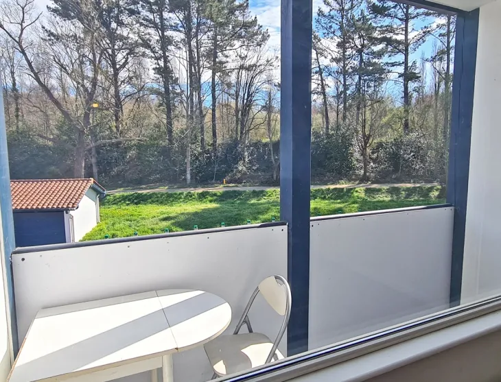 Anglet limite Bayonne - Joli studio de 21 m² habitable vendu libre de toute occupation avec petite terrasse et une place de parking privative