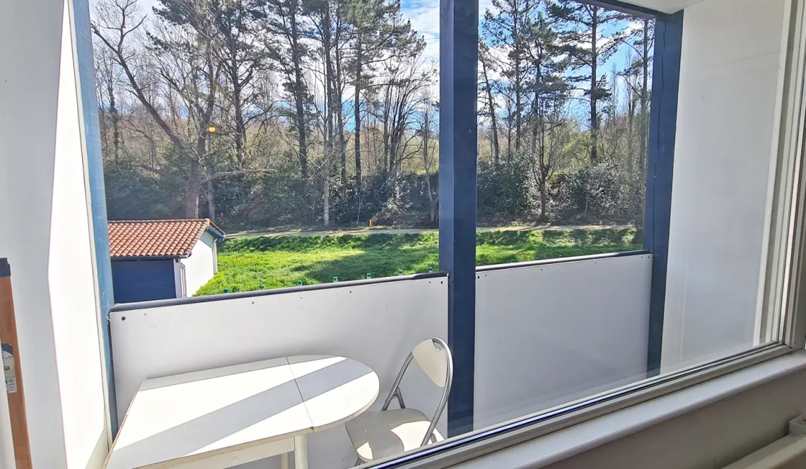 Anglet limite Bayonne - Joli studio de 21 m² habitable vendu libre de toute occupation avec petite terrasse et une place de parking privative