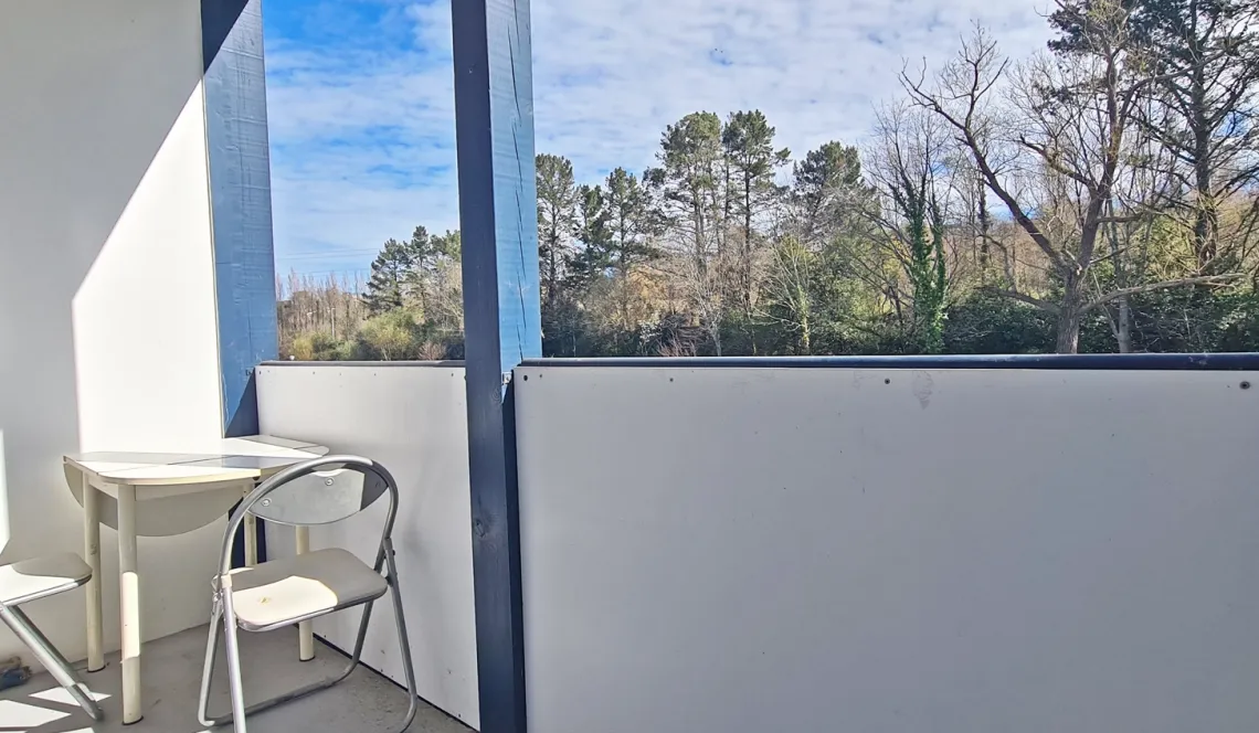 Anglet limite Bayonne - Joli studio de 21 m² habitable vendu libre de toute occupation avec petite terrasse et une place de parking privative