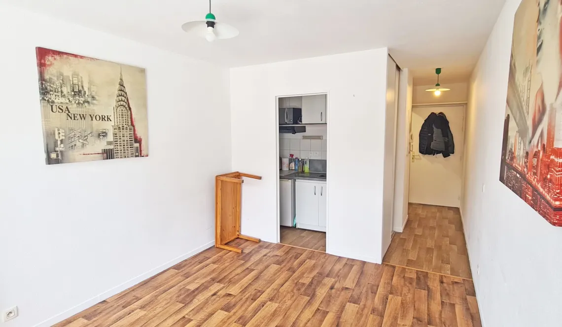 Anglet limite Bayonne - Joli studio de 21 m² habitable vendu libre de toute occupation avec petite terrasse et une place de parking privative