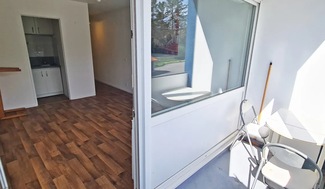 Anglet limite Bayonne - Joli studio de 21 m² habitable vendu libre de toute occupation avec petite terrasse et une place de parking privative
