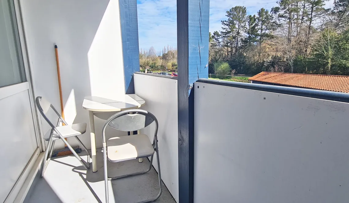 Anglet limite Bayonne - Joli studio de 21 m² habitable vendu libre de toute occupation avec petite terrasse et une place de parking privative