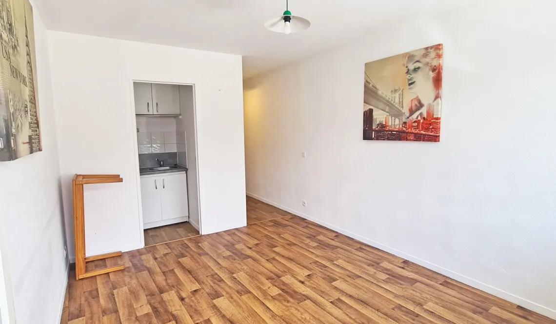 Anglet limite Bayonne - Joli studio de 21 m² habitable vendu libre de toute occupation avec petite terrasse et une place de parking privative