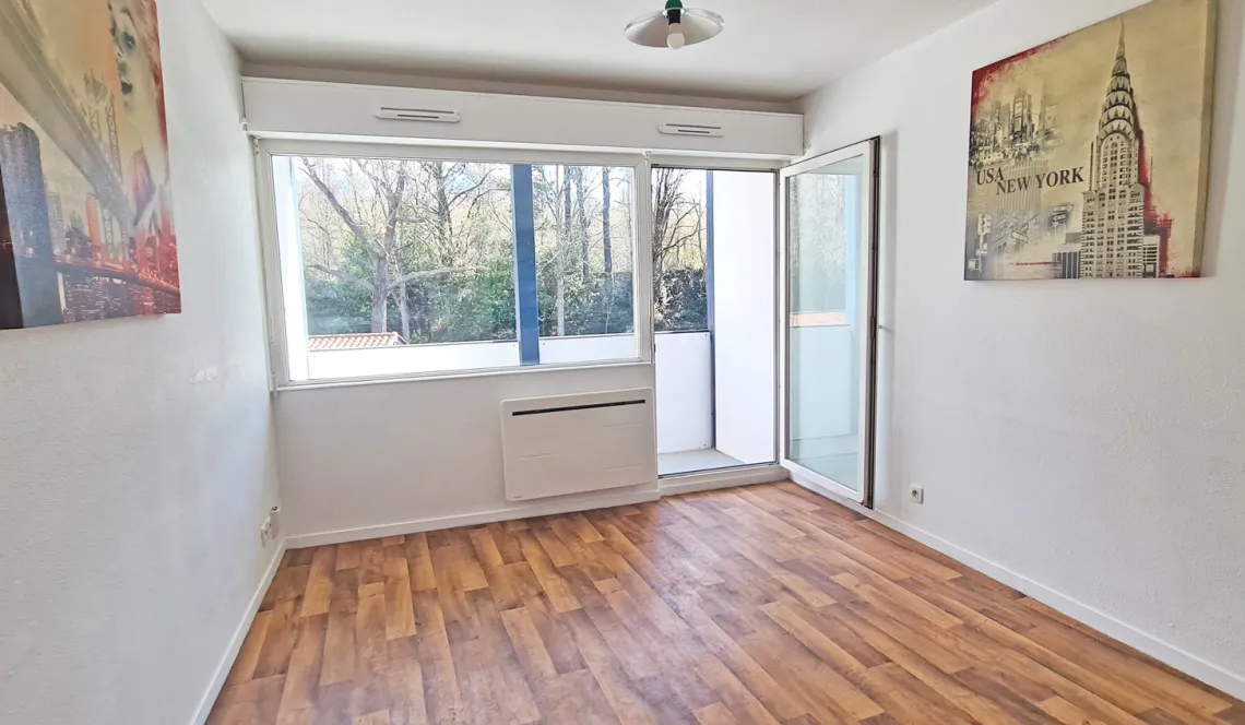 Anglet limite Bayonne - Joli studio de 21 m² habitable vendu libre de toute occupation avec petite terrasse et une place de parking privative
