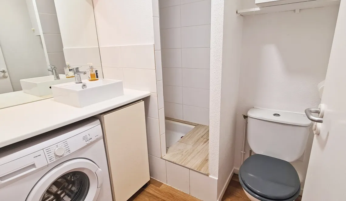 Anglet limite Bayonne - Joli studio de 21 m² habitable vendu libre de toute occupation avec petite terrasse et une place de parking privative