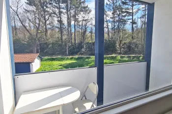 Anglet limite Bayonne - Joli studio de 21 m² habitable vendu libre de toute occupation avec petite terrasse et une place de parking privative