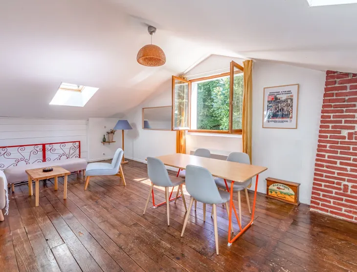 Bayonne - Plein de charme pour ce joli type 3 de 66 m² habitable en volumes mansardés, une magnifique ambiance s’y dégage!