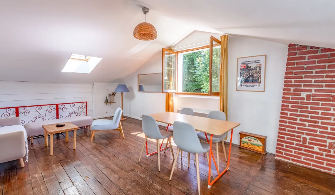 Bayonne - Plein de charme pour ce joli type 3 de 66 m² habitable en volumes mansardés, une magnifique ambiance s’y dégage!