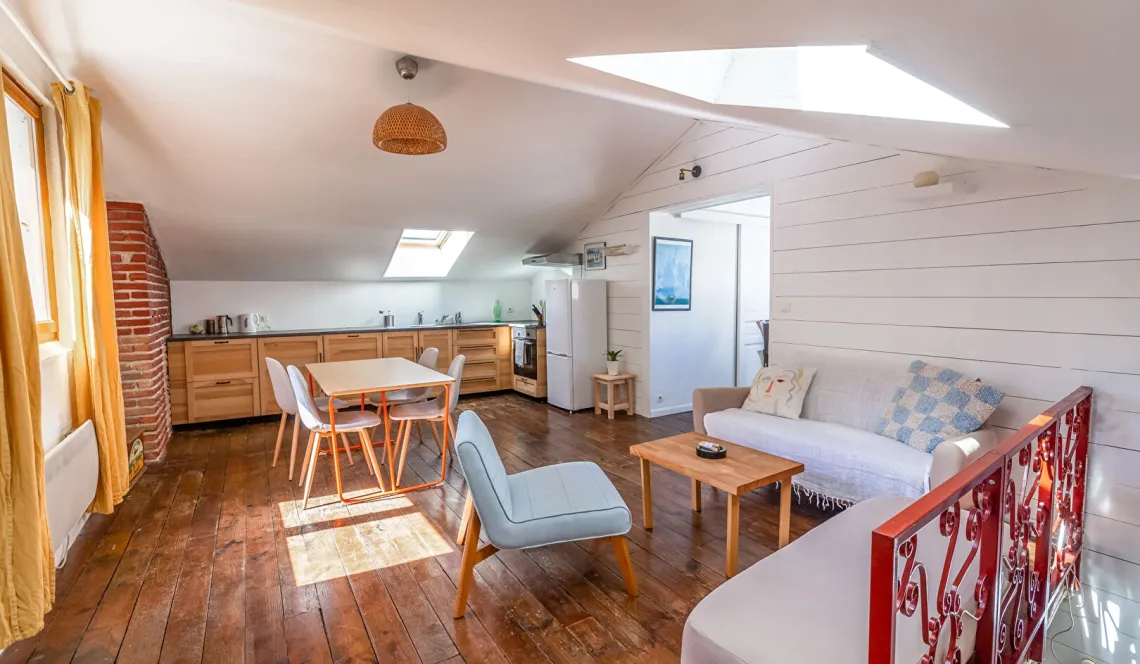 Bayonne - Plein de charme pour ce joli type 3 de 66 m² habitable en volumes mansardés, une magnifique ambiance s’y dégage!