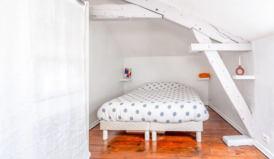 Bayonne - Plein de charme pour ce joli type 3 de 66 m² habitable en volumes mansardés, une magnifique ambiance s’y dégage!