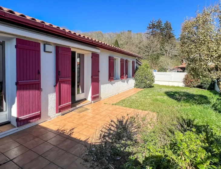 Exclusivité à Boucau - Au calme, agréable plain-pied de 84 m² habitable sur 317 m² de terrain, 3 chambres + double séjour