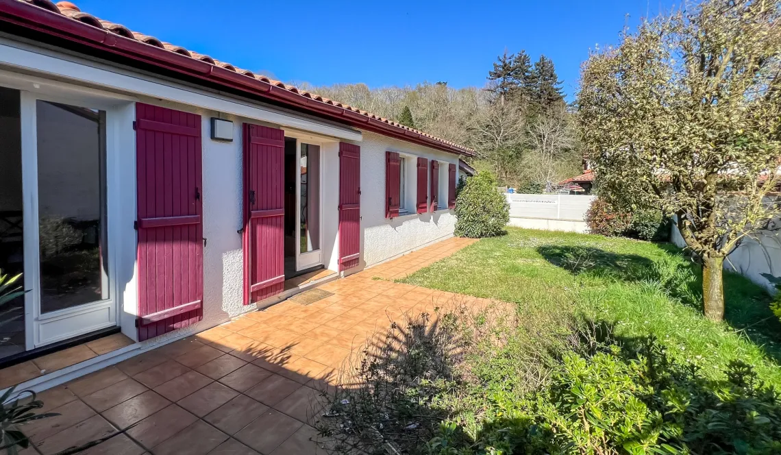 Exclusivité à Boucau - Au calme, agréable plain-pied de 84 m² habitable sur 317 m² de terrain, 3 chambres + double séjour