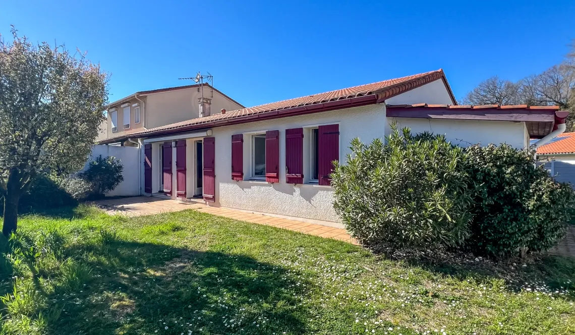 Exclusivité à Boucau - Au calme, agréable plain-pied de 84 m² habitable sur 317 m² de terrain, 3 chambres + double séjour