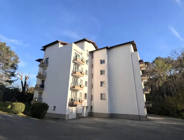 Nouveauté à Anglet - Au dernier étage sans ascenseur, spacieux type 2 de 55 m² habitable à l’état brut + balcon filant + cave + place de parking