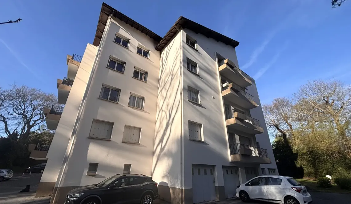 Nouveauté à Anglet - Au dernier étage sans ascenseur, spacieux type 2 de 55 m² habitable à l’état brut + balcon filant + cave + place de parking