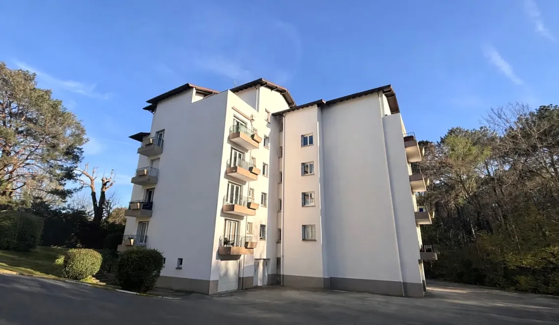 Nouveauté à Anglet - Au dernier étage sans ascenseur, spacieux type 2 de 55 m² habitable à l’état brut + balcon filant + cave + place de parking