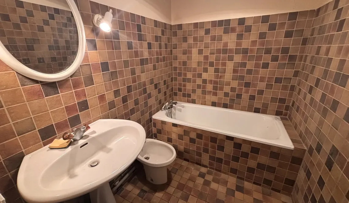 Nouveauté à Anglet - Au dernier étage sans ascenseur, spacieux type 2 de 55 m² habitable à l’état brut + balcon filant + cave + place de parking