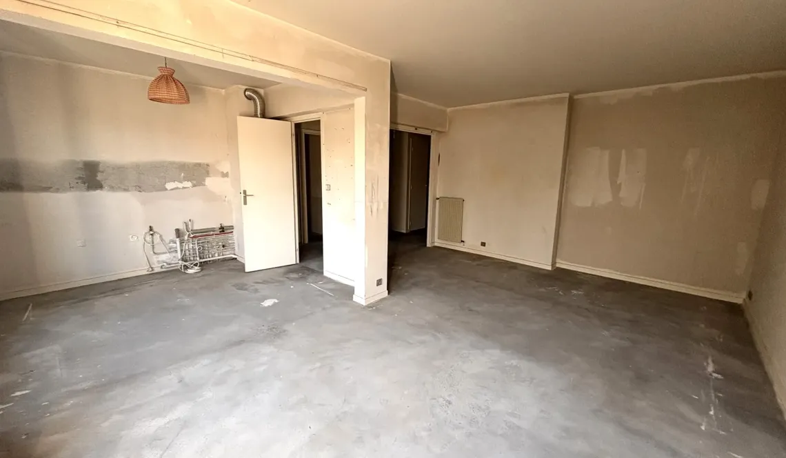 Nouveauté à Anglet - Au dernier étage sans ascenseur, spacieux type 2 de 55 m² habitable à l’état brut + balcon filant + cave + place de parking