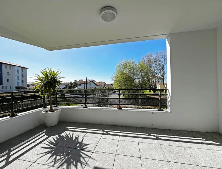 Sur Bayonne au calme - Dans résidence de 2020, joli type 3 de 66 m² habitable, pièce de vie de 35 m² sur terrasse abritée de 10 m² + place de parking en sous-sol