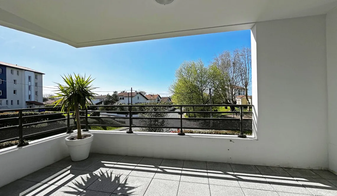 Sur Bayonne au calme - Dans résidence de 2020, joli type 3 de 66 m² habitable, pièce de vie de 35 m² sur terrasse abritée de 10 m² + place de parking en sous-sol