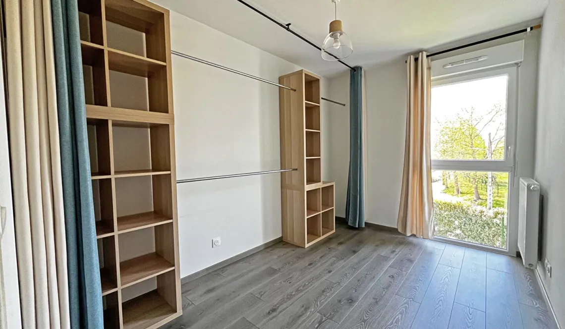 Sur Bayonne au calme - Dans résidence de 2020, joli type 3 de 66 m² habitable, pièce de vie de 35 m² sur terrasse abritée de 10 m² + place de parking en sous-sol