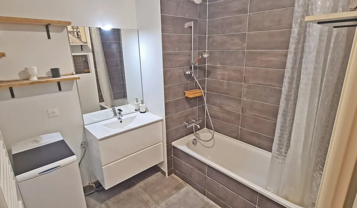 Sur Bayonne au calme - Dans résidence de 2020, joli type 3 de 66 m² habitable, pièce de vie de 35 m² sur terrasse abritée de 10 m² + place de parking en sous-sol