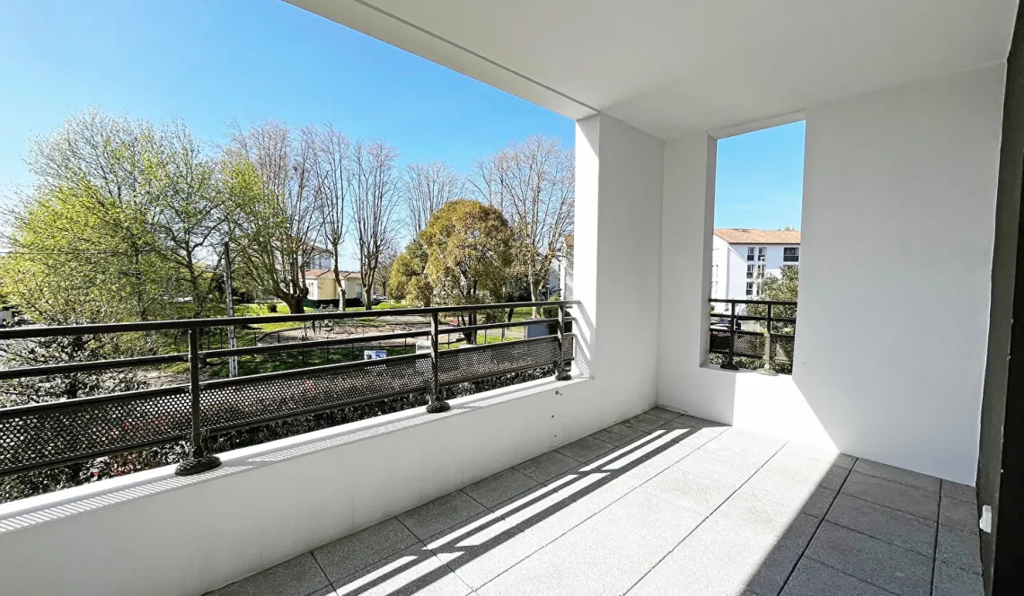Sur Bayonne au calme - Dans résidence de 2020, joli type 3 de 66 m² habitable, pièce de vie de 35 m² sur terrasse abritée de 10 m² + place de parking en sous-sol