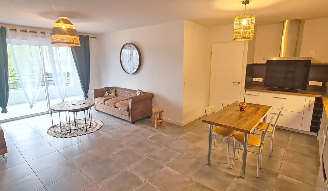 Sur Bayonne au calme - Dans résidence de 2020, joli type 3 de 66 m² habitable, pièce de vie de 35 m² sur terrasse abritée de 10 m² + place de parking en sous-sol