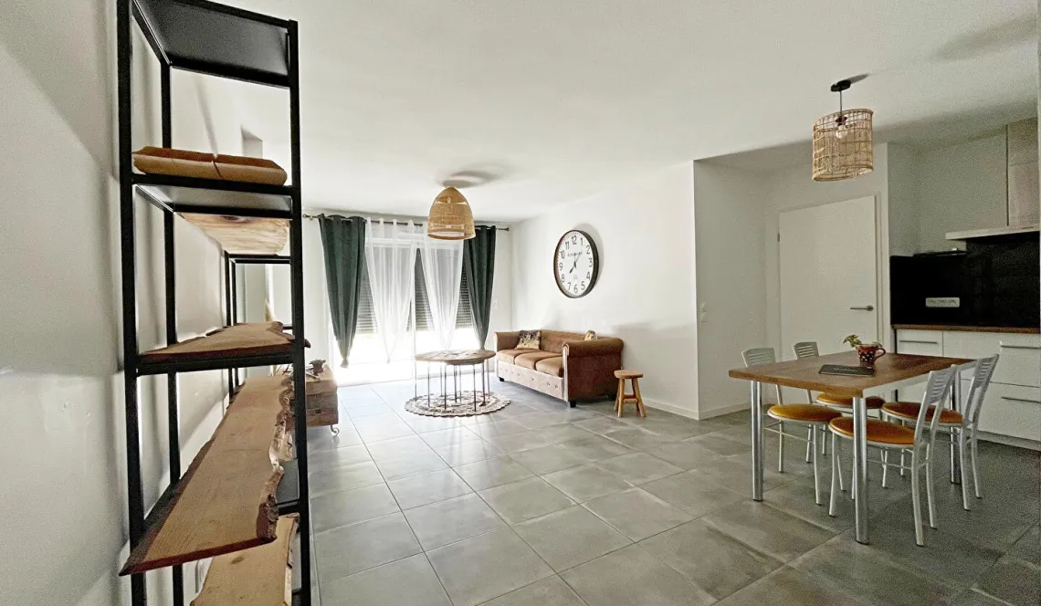 Sur Bayonne au calme - Dans résidence de 2020, joli type 3 de 66 m² habitable, pièce de vie de 35 m² sur terrasse abritée de 10 m² + place de parking en sous-sol