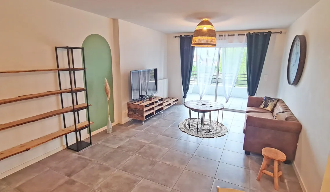 Sur Bayonne au calme - Dans résidence de 2020, joli type 3 de 66 m² habitable, pièce de vie de 35 m² sur terrasse abritée de 10 m² + place de parking en sous-sol