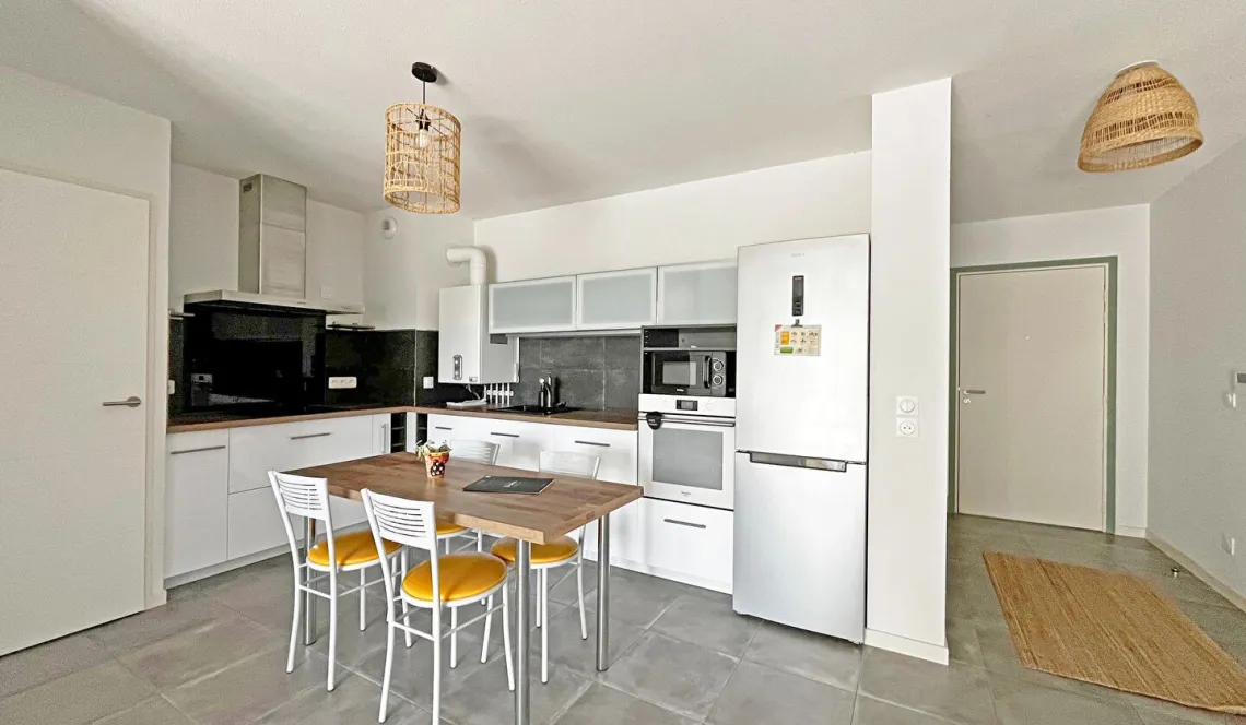 Sur Bayonne au calme - Dans résidence de 2020, joli type 3 de 66 m² habitable, pièce de vie de 35 m² sur terrasse abritée de 10 m² + place de parking en sous-sol