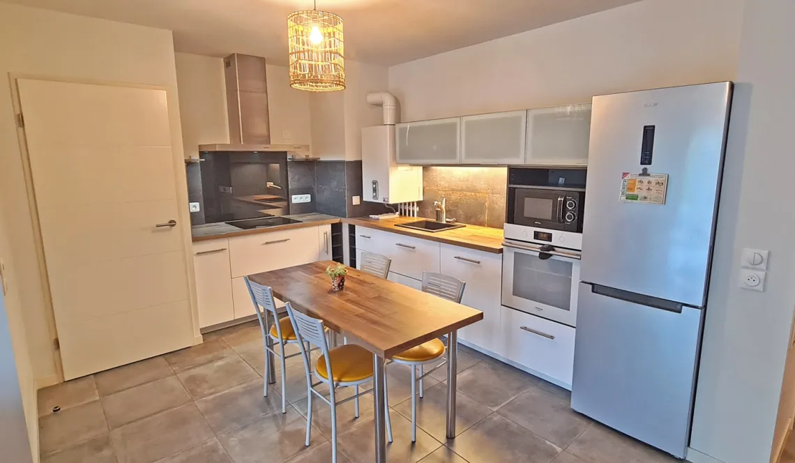 Sur Bayonne au calme - Dans résidence de 2020, joli type 3 de 66 m² habitable, pièce de vie de 35 m² sur terrasse abritée de 10 m² + place de parking en sous-sol