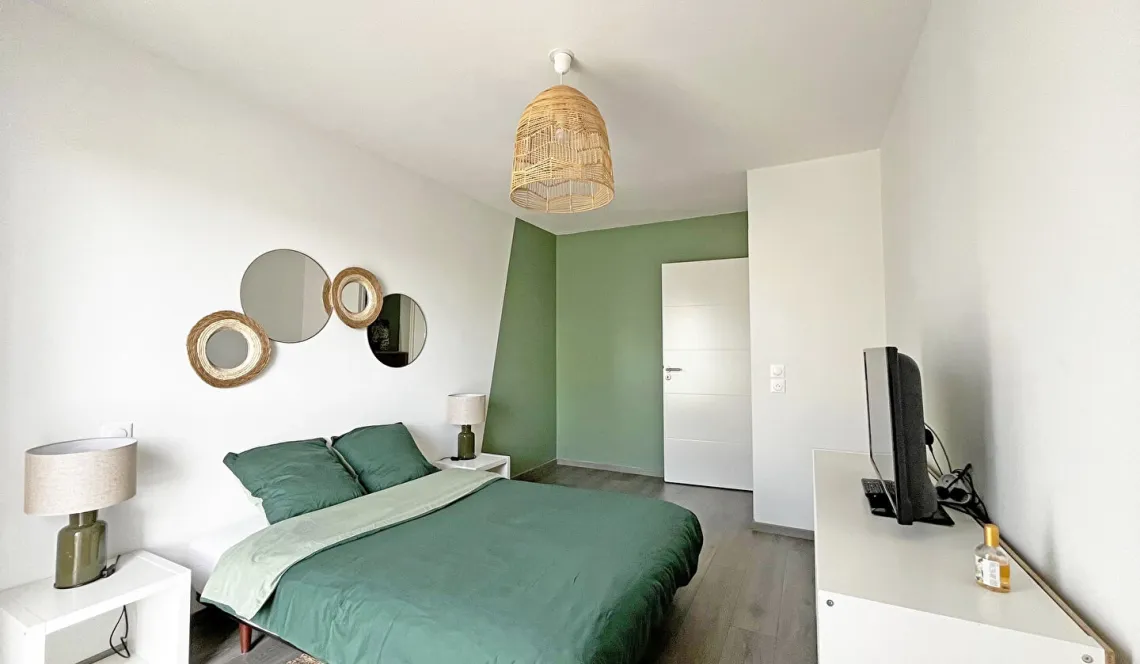 Sur Bayonne au calme - Dans résidence de 2020, joli type 3 de 66 m² habitable, pièce de vie de 35 m² sur terrasse abritée de 10 m² + place de parking en sous-sol