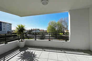 Sur Bayonne au calme - Dans résidence de 2020, joli type 3 de 66 m² habitable, pièce de vie de 35 m² sur terrasse abritée de 10 m² + place de parking en sous-sol
