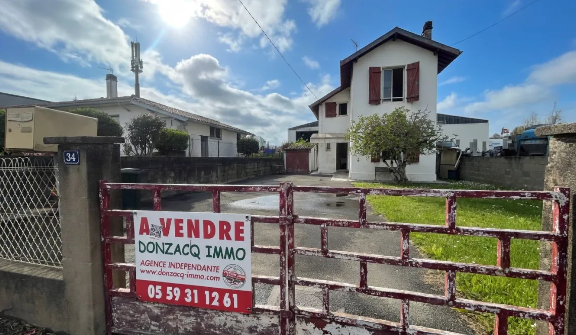 Rare sur Bayonne - Dans la zone St Frédéric, charmante maison des années 30 de 75 m² H sur 2 niveaux, double séjour, 2 chambres sur parcelle de 261 m² + garage.